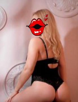 Rubia cariñosa cachonda trato de novios