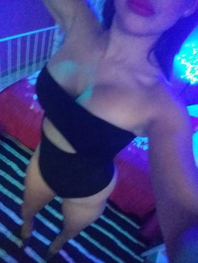 Latina con ritmo loco y caliente